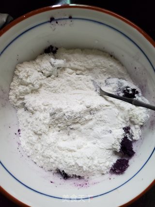 黑芝麻馅紫薯糯米饼的做法步骤：3