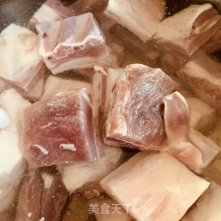 羊肉炖萝卜的做法步骤：1