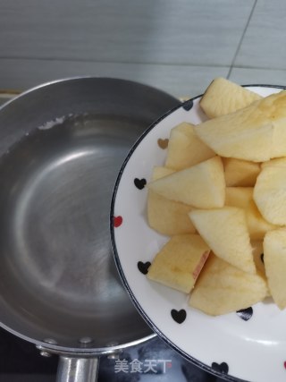 苹果炖桂圆的做法步骤：2