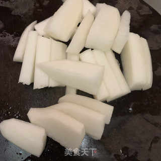 白萝卜滚牛丸汤的做法步骤：2