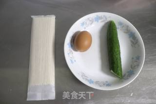 鸡蛋黄瓜面的做法步骤：1