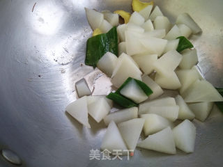 白萝卜烧大虾的做法步骤：4