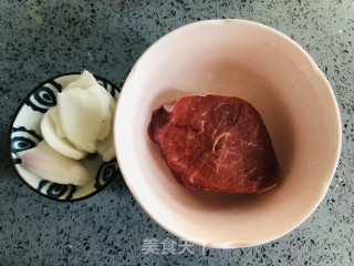 宝宝辅食，香煎肉饼的做法步骤：1