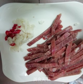 牛扒炒荷兰豆的做法步骤：1