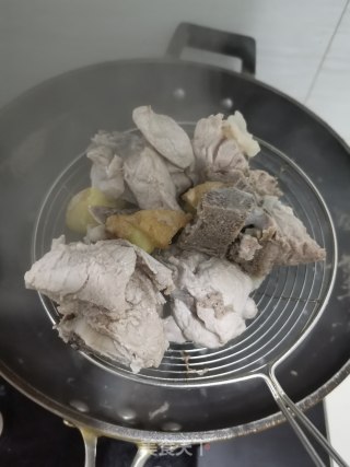 萝卜炖骨头汤的做法步骤：3