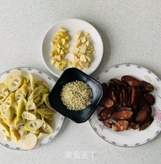 火麻仁腊肠炒春笋的做法步骤：1
