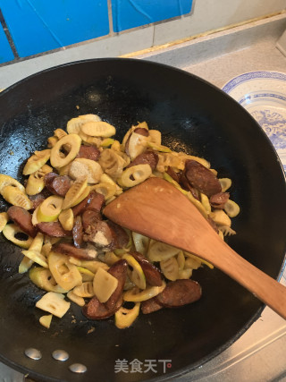 火麻仁腊肠炒春笋的做法步骤：2