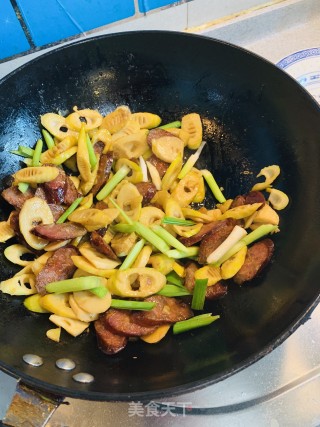 火麻仁腊肠炒春笋的做法步骤：3