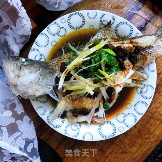 豆豉蒸鲈鱼的做法步骤：10