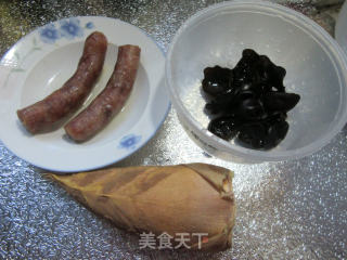 黑木耳香肠炒冬笋的做法步骤：1