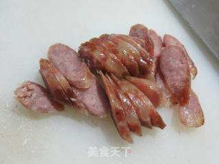 黑木耳香肠炒冬笋的做法步骤：2