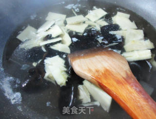 黑木耳香肠炒冬笋的做法步骤：5