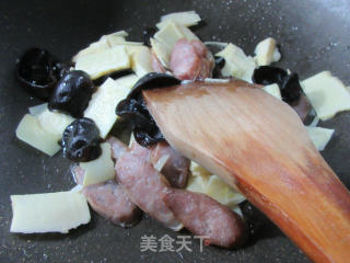 黑木耳香肠炒冬笋的做法步骤：6