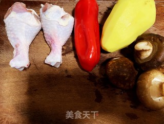香菇鸡腿焖饭的做法步骤：1