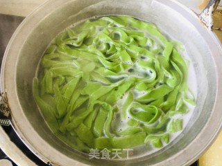 油泼菠菜面的做法步骤：8