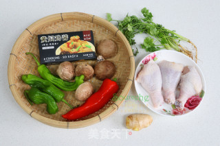香菇炖鸡肉的做法步骤：1