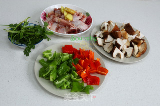 香菇炖鸡肉的做法步骤：2