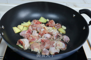 香菇炖鸡肉的做法步骤：3