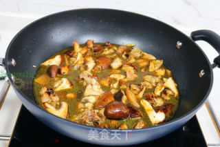 香菇炖鸡肉的做法步骤：5