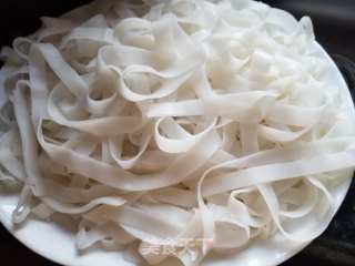 荷兰豆炒河粉的做法步骤：1
