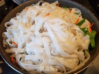 荷兰豆炒河粉的做法步骤：10