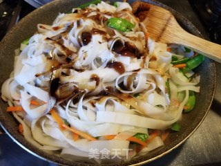 荷兰豆炒河粉的做法步骤：11