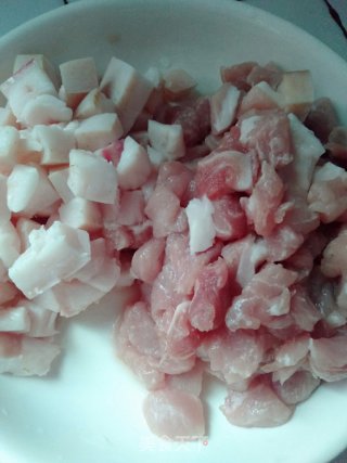 土豆红烧肉的做法步骤：1