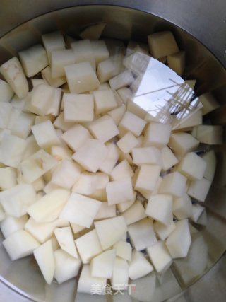 土豆红烧肉的做法步骤：2