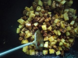 土豆红烧肉的做法步骤：7