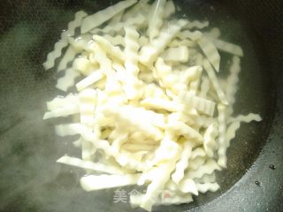 土豆炒白菜的做法步骤：1