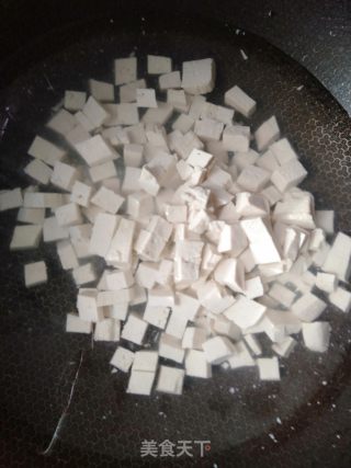 蒜苗烧豆腐的做法步骤：2