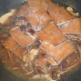 双菇香干炖大排的做法步骤：8