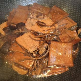 双菇香干炖大排的做法步骤：10