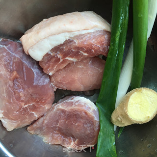 豆瓣酱炖肉丁的做法步骤：1