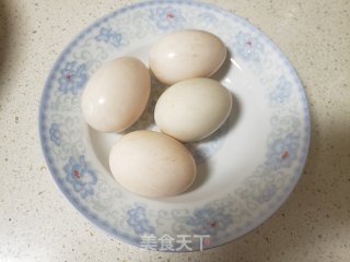 槐花鸭蛋包子的做法步骤：1