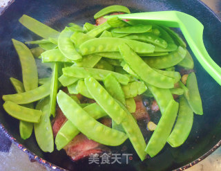 腊肉炒荷兰豆的做法步骤：4