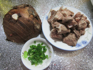 肉骨奉化芋头汤的做法步骤：1