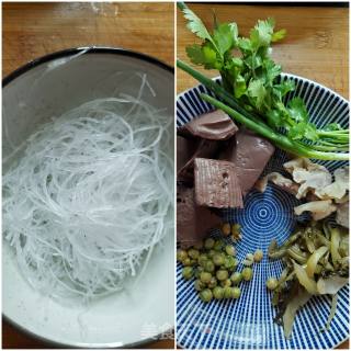 酸辣鸭血粉丝汤的做法步骤：1