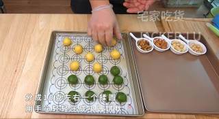 双色杏仁酥，食材简单，制作方便，香酥入口，酥脆到掉渣。的做法步骤：11