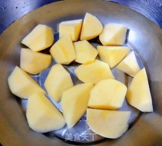 杏鲍菇土豆胡萝卜炖鸡腿的做法步骤：2