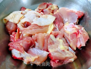 杏鲍菇土豆胡萝卜炖鸡腿的做法步骤：4