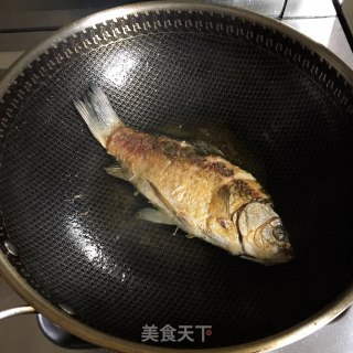鲫鱼炖豆腐的做法步骤：1