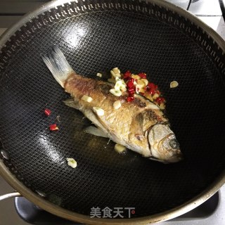 鲫鱼炖豆腐的做法步骤：2
