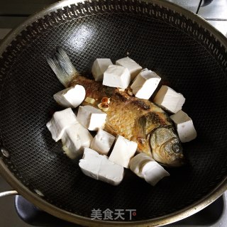 鲫鱼炖豆腐的做法步骤：4