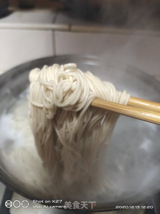 虾仁油豆腐面的做法步骤：2