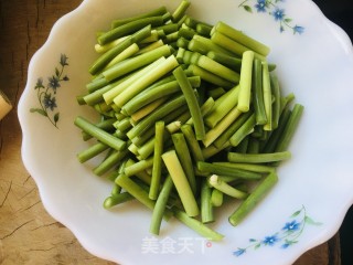 蒜苔炒腊肉的做法步骤：1