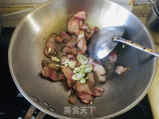 蒜苔炒腊肉的做法步骤：3
