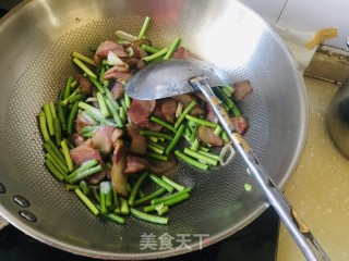 蒜苔炒腊肉的做法步骤：6