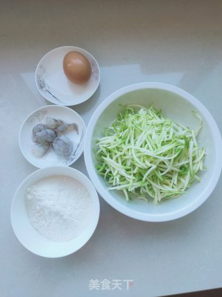 黄油虾仁煎菜饼的做法步骤：2