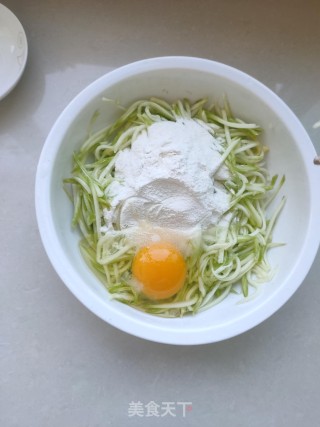 黄油虾仁煎菜饼的做法步骤：4
